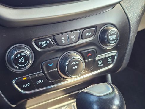 Used 2018 Jeep Cherokee Latitude Plus image 24