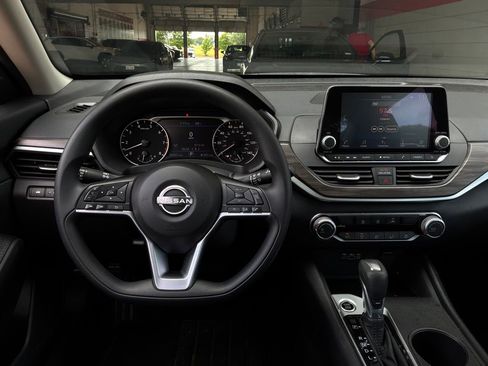 Used 2025 Nissan Altima 2.5 SV FWD image 14
