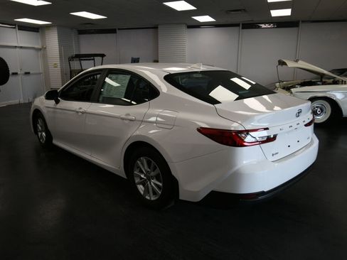 Used 2025 Toyota Camry LE image 5