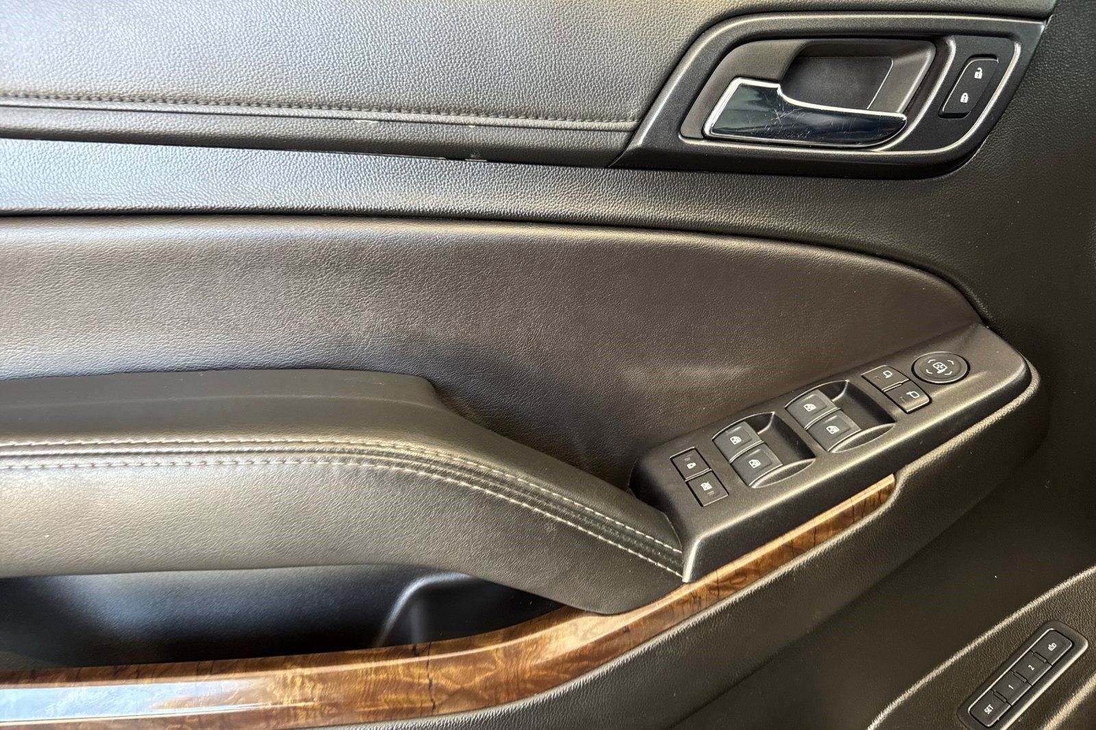 Used 2019 Chevrolet Suburban LT RWD image 12