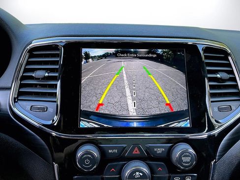 Certified 2022 Jeep Grand Cherokee Laredo X AWD/4WD image 14