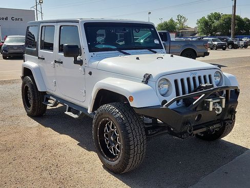 Used 2017 Jeep Wrangler Unlimited Sahara AWD/4WD image 4