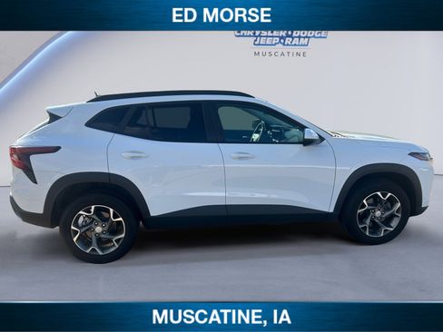 Used 2025 Chevrolet Trax LT w/ LT Convenience Package FWD image 6