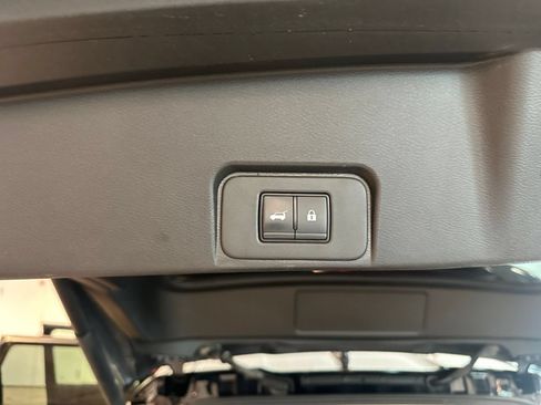 Used 2025 Nissan Rogue SV FWD image 23