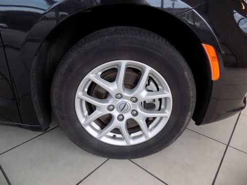 Used 2024 Chrysler Pacifica Touring-L FWD image 9