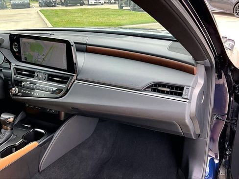 Certified 2025 Lexus ES 300h w/ Premium Package image 19