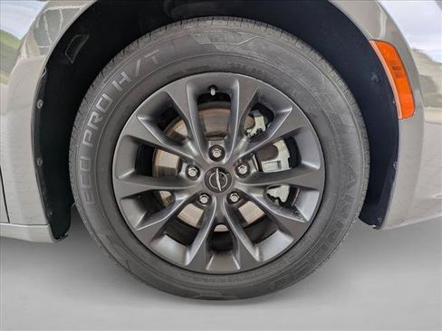 Used 2021 Chrysler Pacifica Touring-L w/ S Appearance Package FWD image 21