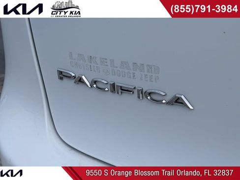 Used 2022 Chrysler Pacifica Touring-L w/ Uconnect Theater Family Group FWD image 13