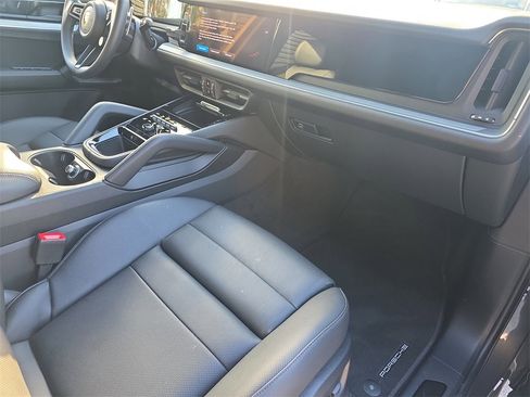 Used 2025 Porsche Cayenne image 19