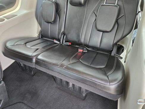 Used 2023 Chrysler Pacifica Touring-L FWD image 30