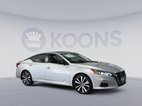 Used 2020 Nissan Altima 2.5 SR w/ Premium Package FWD image 2