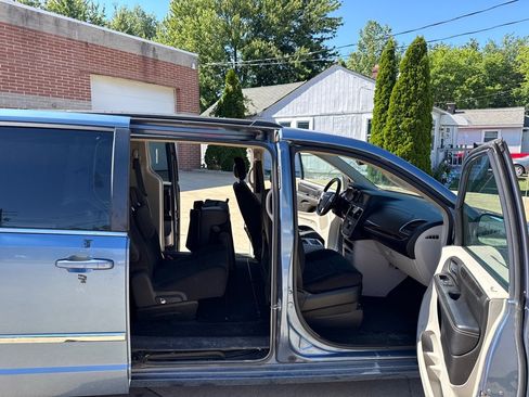 Used 2012 Chrysler Town & Country Touring FWD image 11