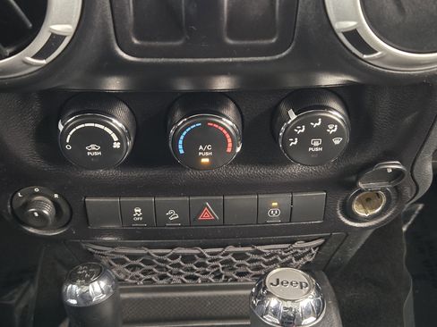 Used 2016 Jeep Wrangler Sahara w/ Connectivity Group image 18