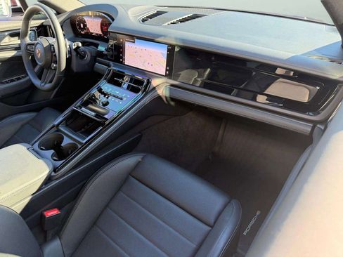 Used 2024 Porsche Panamera image 2