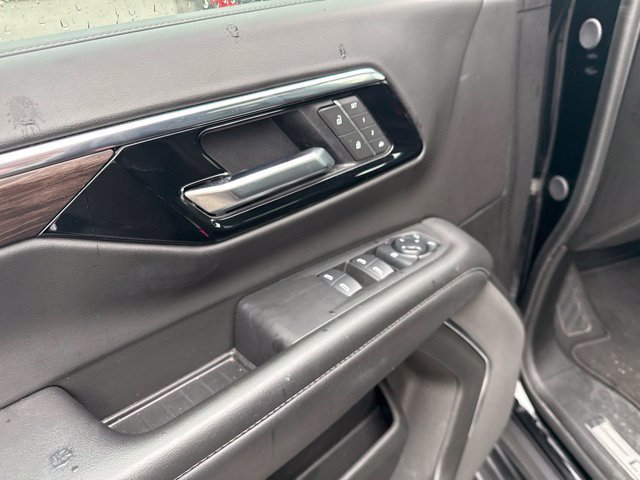Used 2025 Chevrolet Suburban LT RWD image 11
