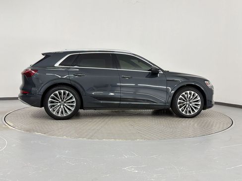 Used 2019 Audi e-tron Prestige w/ Prestige Package AWD/4WD image 8