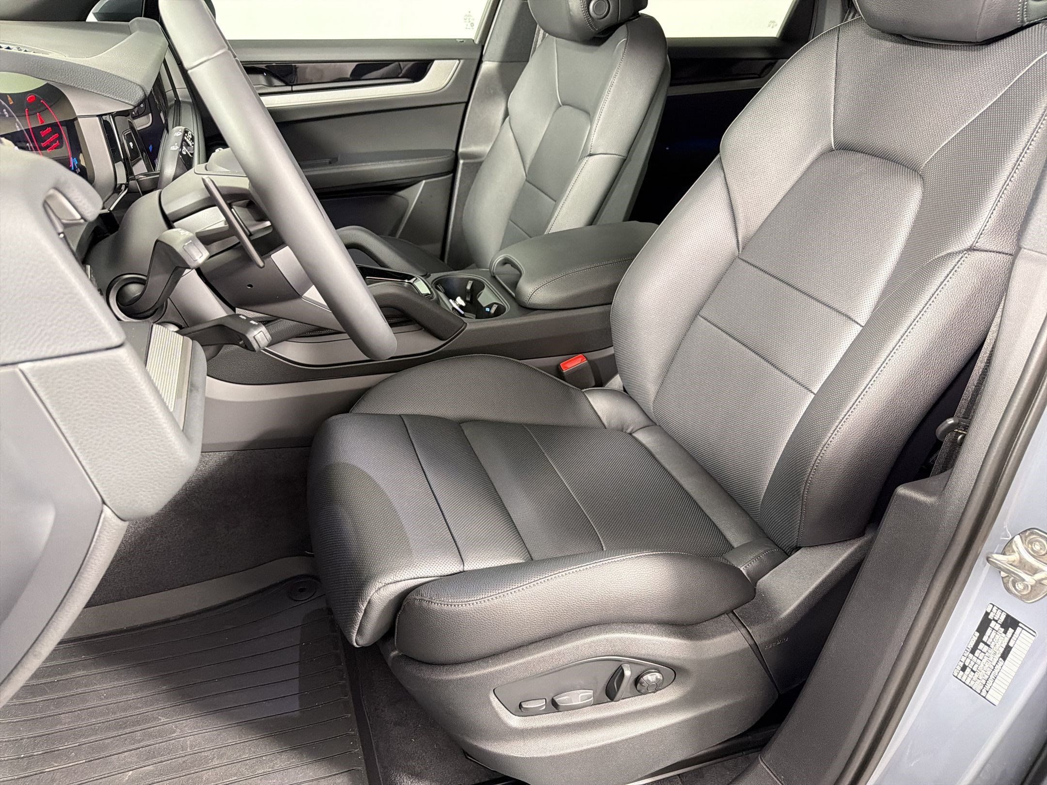 Certified 2026 Porsche Cayenne AWD/4WD image 5