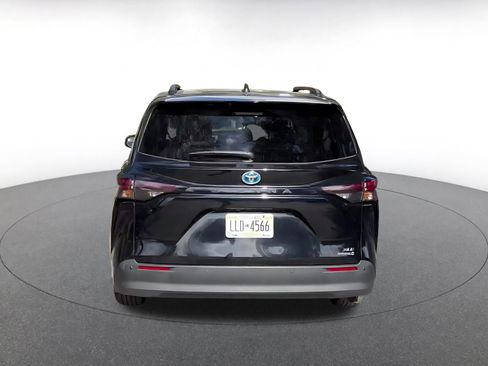 Used 2024 Toyota Sienna XLE image 12