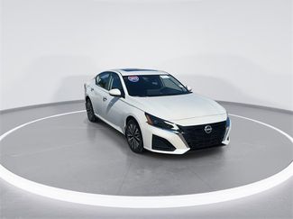 Used 2023 Nissan Altima 2.5 SV w/ SV Premium Package image 1