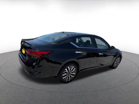 Used 2025 Nissan Altima 2.5 SV FWD image 14