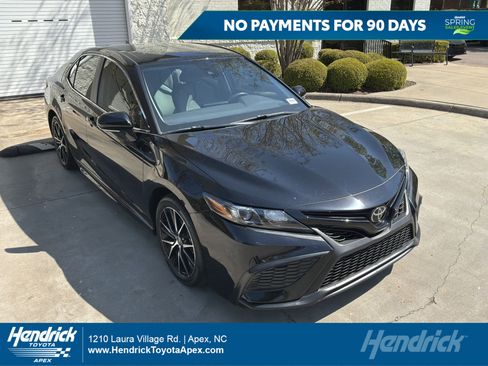 Used 2024 Toyota Camry SE image 1