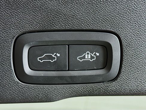 Used 2023 Volvo XC60 B5 Core FWD image 29