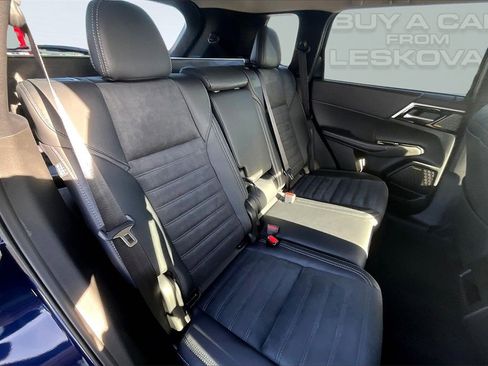 New 2025 Mitsubishi Outlander SE image 9