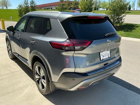 Used 2023 Nissan Rogue SL image 2