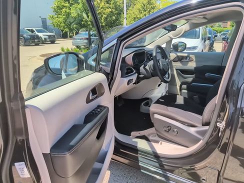 Used 2023 Chrysler Voyager LX FWD image 29