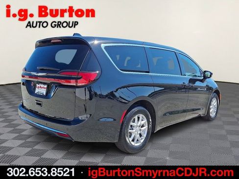 New 2026 Chrysler Pacifica Select image 4