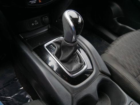 Used 2020 Nissan Rogue SV image 20