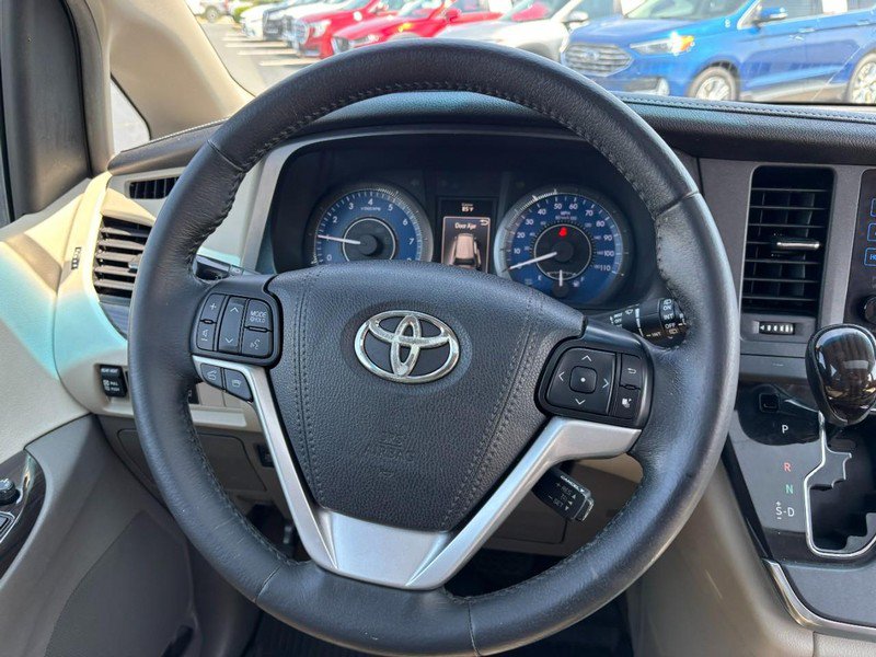 Used 2017 Toyota Sienna XLE Premium FWD image 13