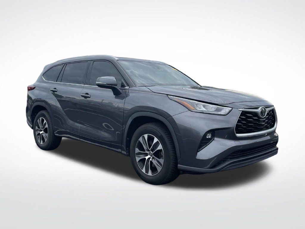 Used 2020 Toyota Highlander XLE FWD image 1