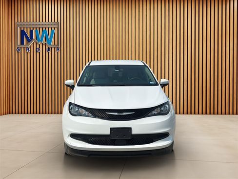 Used 2022 Chrysler Voyager LX FWD image 2