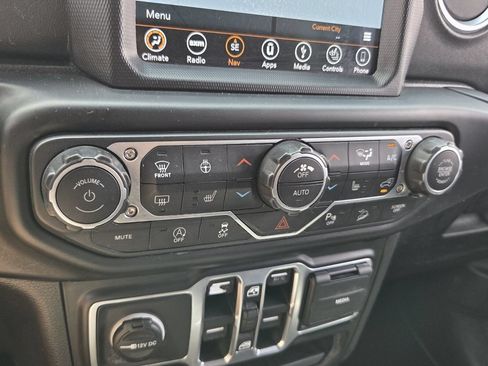 Used 2018 Jeep Wrangler Unlimited Sahara AWD/4WD image 23