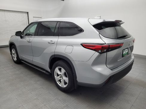 Used 2021 Toyota Highlander LE AWD/4WD image 5