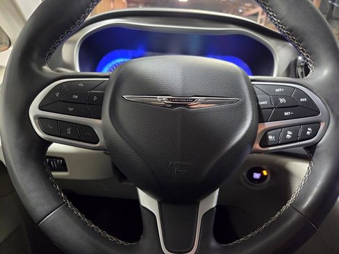 Certified 2023 Chrysler Pacifica Touring-L image 6