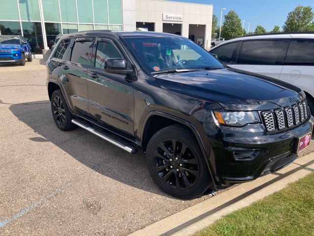Used 2019 Jeep Grand Cherokee Altitude AWD/4WD image 3