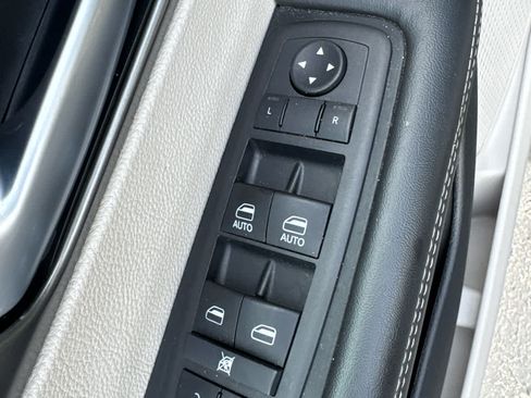 Used 2024 Chrysler Pacifica Touring-L FWD image 11