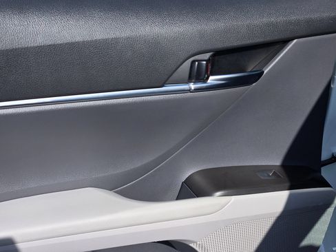 Used 2021 Toyota Camry LE FWD image 33