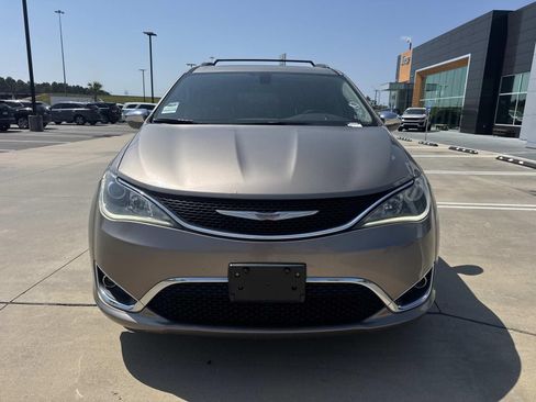 Used 2017 Chrysler Pacifica Limited FWD image 2