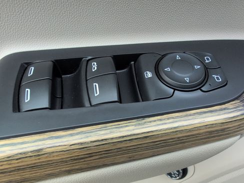 Used 2019 GMC Acadia Denali w/ Technology Package FWD image 22