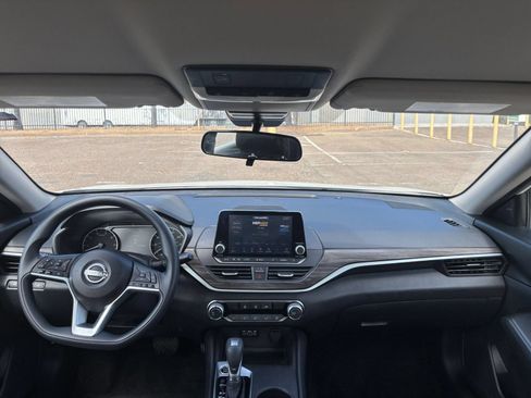 Used 2025 Nissan Altima 2.5 SV FWD image 33