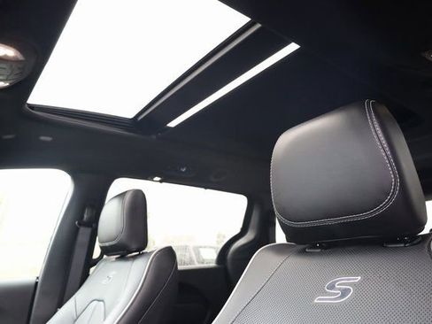 Used 2024 Chrysler Pacifica Limited w/ S Appearance Package image 27