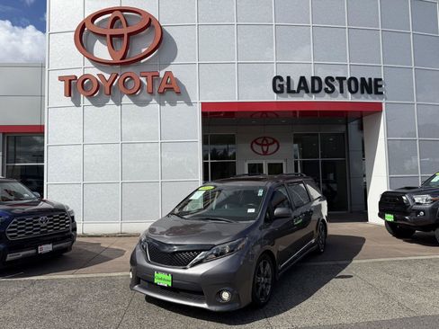 Used 2015 Toyota Sienna SE Premium FWD image 1