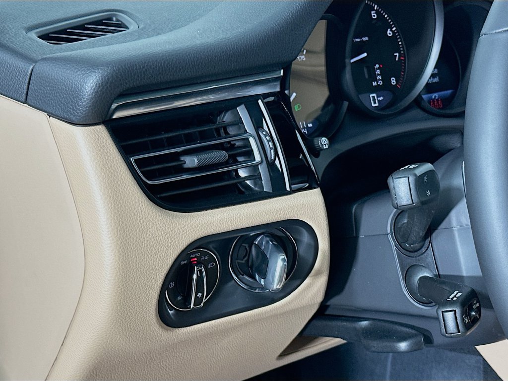 Certified 2026 Porsche Macan AWD/4WD image 11