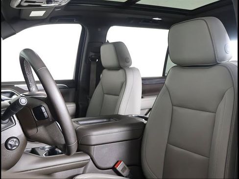 Used 2023 GMC Yukon XL SLT w/ SLT Premium Package RWD image 7
