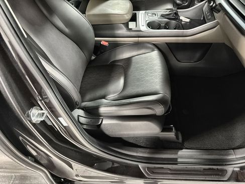 Used 2025 Kia Carnival image 32