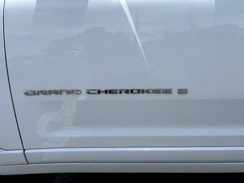 Used 2023 Jeep Grand Cherokee Overland w/ Luxury Tech Group IV AWD/4WD image 24