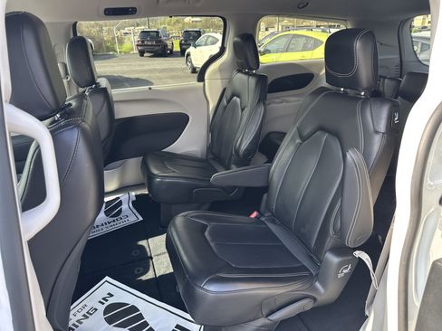 Used 2023 Chrysler Pacifica Touring-L image 13